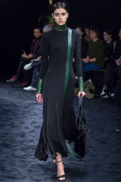 Look 18